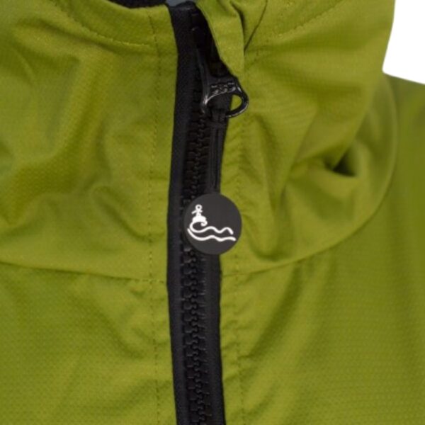 This picture shows the collar details of the military - green surf changing robe, including the zipper and the brand logo. These details further highlight the product's design and quality.